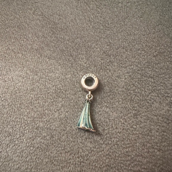 Elsa Frozon Pandora charm. Like new - Picture 3 of 3